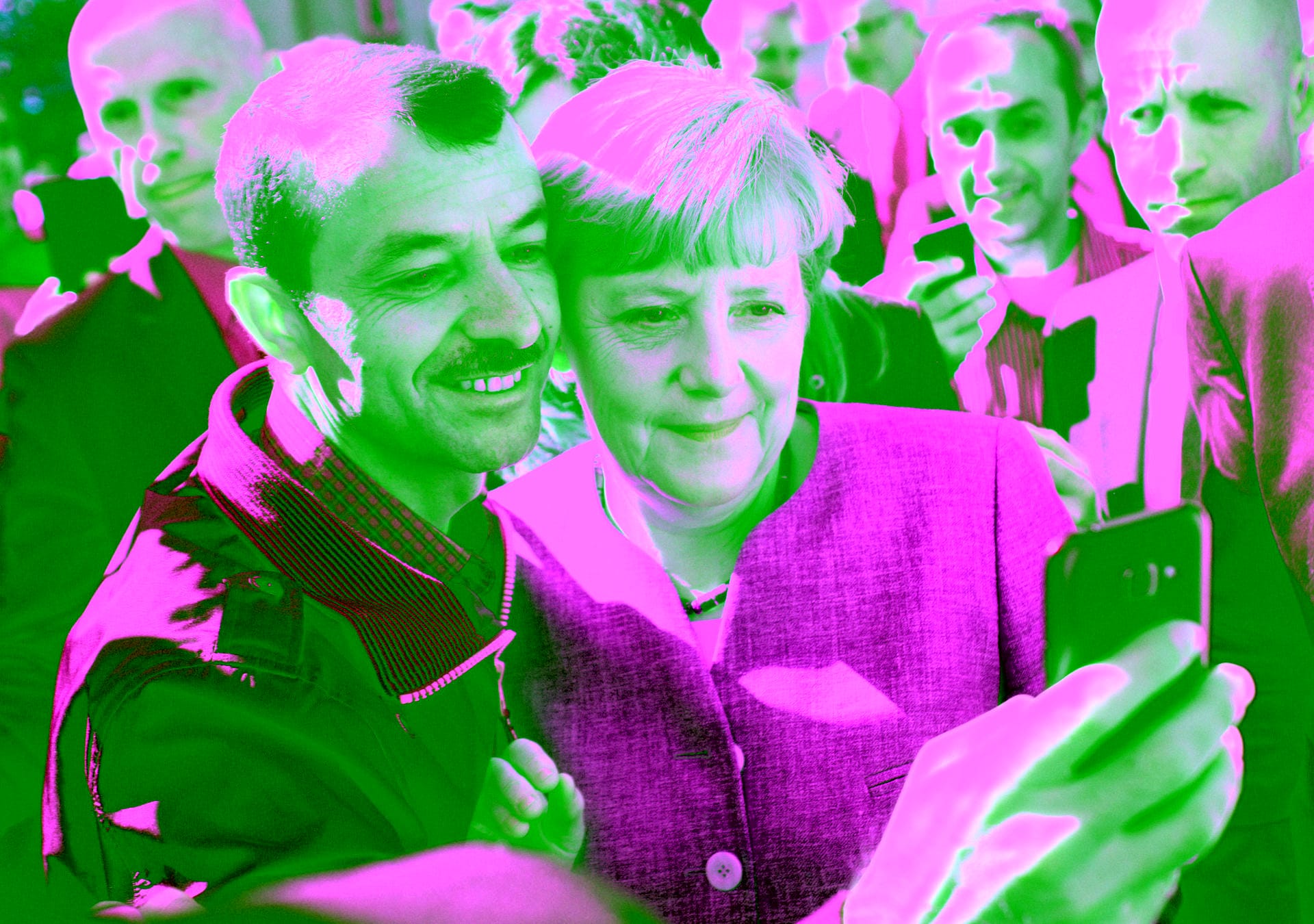10. September 2015: Bundeskanzlerin Angela Merkel lässt sich nach dem Besuch einer Erstaufnahmeeinrichtung für Asylbewerber der Arbeiterwohlfahrt (AWO) und der Außenstelle des Bundesamtes für Migration und Flüchtlinge in Berlin-Spandau für ein Selfie zusammen mit einem Flüchtling fotografieren.