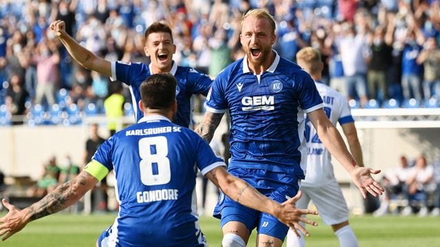 Der Karlsruher Philipp Hofmann (r) bejubelt seinen Treffer zum 1:0 gegen Darmstadt 98 mit Jerome Gondorf (8). Der Karlsruher Philipp Hofmann (r) bejubelt seinen Treffer zum 1:0 gegen Darmstadt 98 mit Jerome Gondorf (8).