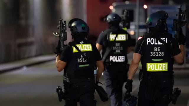 Polizisten mit Maschinenpistolen suchen auf dem Gelände eines Baumarktes in Berlin-Wedding nach Verdächtigen. Polizisten mit Maschinenpistolen suchen auf dem Gelände eines Baumarktes in Berlin-Wedding nach Verdächtigen.