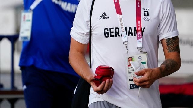 Max Kruse (r) ist Trainer Stefan Kuntz (l) für die Olympia-Nominierung dankbar. Max Kruse (r) ist Trainer Stefan Kuntz (l) für die Olympia-Nominierung dankbar.