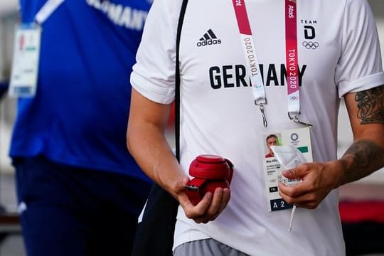 Max Kruse (r) ist Trainer Stefan Kuntz (l) für die Olympia-Nominierung dankbar.