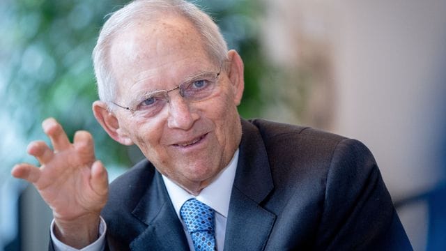 Wolfgang Schäuble (CDU) hat sich für einen schnelleren Anstieg des CO2-Preises ausgesprochen, um beim Kampf gegen den Klimawandel voranzukommen. Wolfgang Schäuble (CDU) hat sich für einen schnelleren Anstieg des CO2-Preises ausgesprochen, um beim Kampf gegen den Klimawandel voranzukommen.