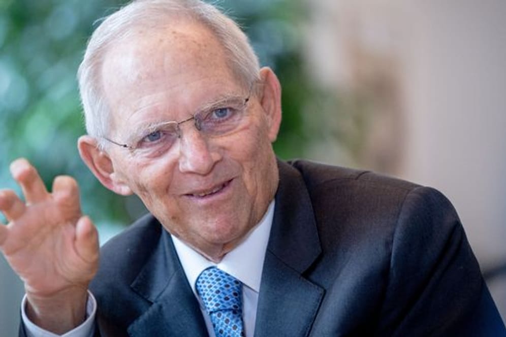 Wolfgang Schäuble (CDU) hat sich für einen schnelleren Anstieg des CO2-Preises ausgesprochen, um beim Kampf gegen den Klimawandel voranzukommen.
