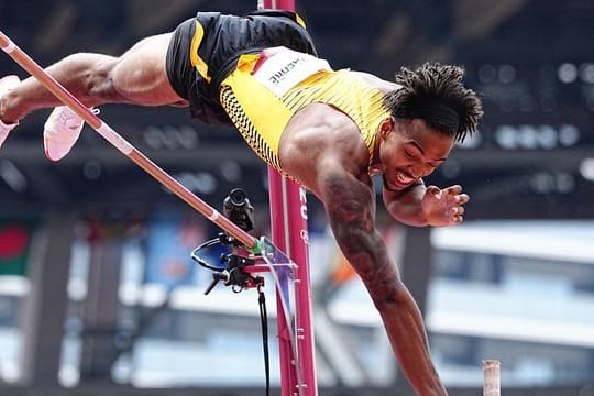 Stabhochspringer Bo Kanda Lita Baehre hat sich für das olympische Finale qualifiziert.