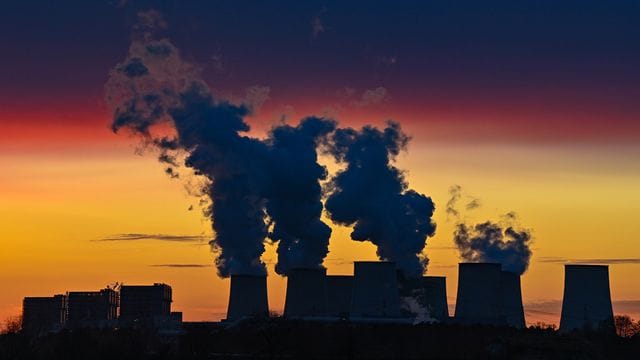 Farbenprächtig leuchten die Wolken im Sonnenuntergang über den Kühltürmen des Braunkohlekraftwerks Jänschwalde der Lausitz Energie Bergbau AG. Farbenprächtig leuchten die Wolken im Sonnenuntergang über den Kühltürmen des Braunkohlekraftwerks Jänschwalde der Lausitz Energie Bergbau AG.