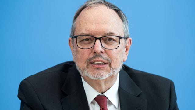 Der Bundeswahlleiter Georg Thiel sieht sein Team gut für eine mögliche vierte Welle während der Bundestagswahl gewappnet. Der Bundeswahlleiter Georg Thiel sieht sein Team gut für eine mögliche vierte Welle während der Bundestagswahl gewappnet.