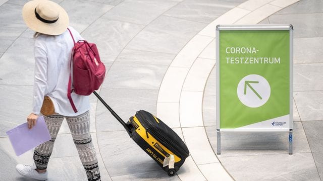 "Corona-Testzentrum" steht auf einem Schild am Stuttgarter Flughafen. "Corona-Testzentrum" steht auf einem Schild am Stuttgarter Flughafen.