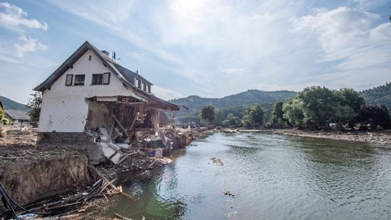 Ein bei der Hochwasserkatastrophe zerstörtes Haus am Ufer der Ahr.