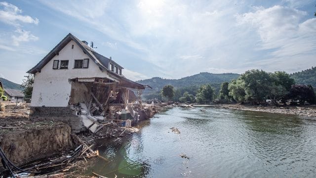 Ein bei der Hochwasserkatastrophe zerstörtes Haus am Ufer der Ahr. Ein bei der Hochwasserkatastrophe zerstörtes Haus am Ufer der Ahr.