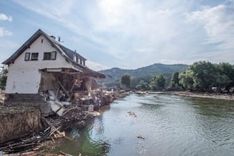 Ein bei der Hochwasserkatastrophe zerstörtes Haus am Ufer der Ahr.