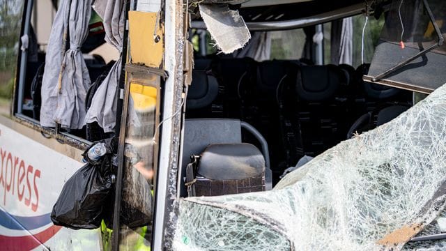 Blick in den Unfallbus auf der A 13 bei Schönwalde.