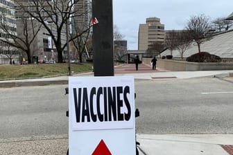 Ein Schild weist in der US-Stadt Baltimore auf das nächstgelegen Impfzentrum hin.