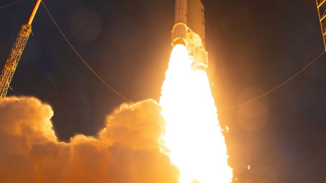 Der neue Telekommunikationssatellit "Eutelsat Quantum" startet an Bord einer Ariane-5-Trägerrakete ins All.