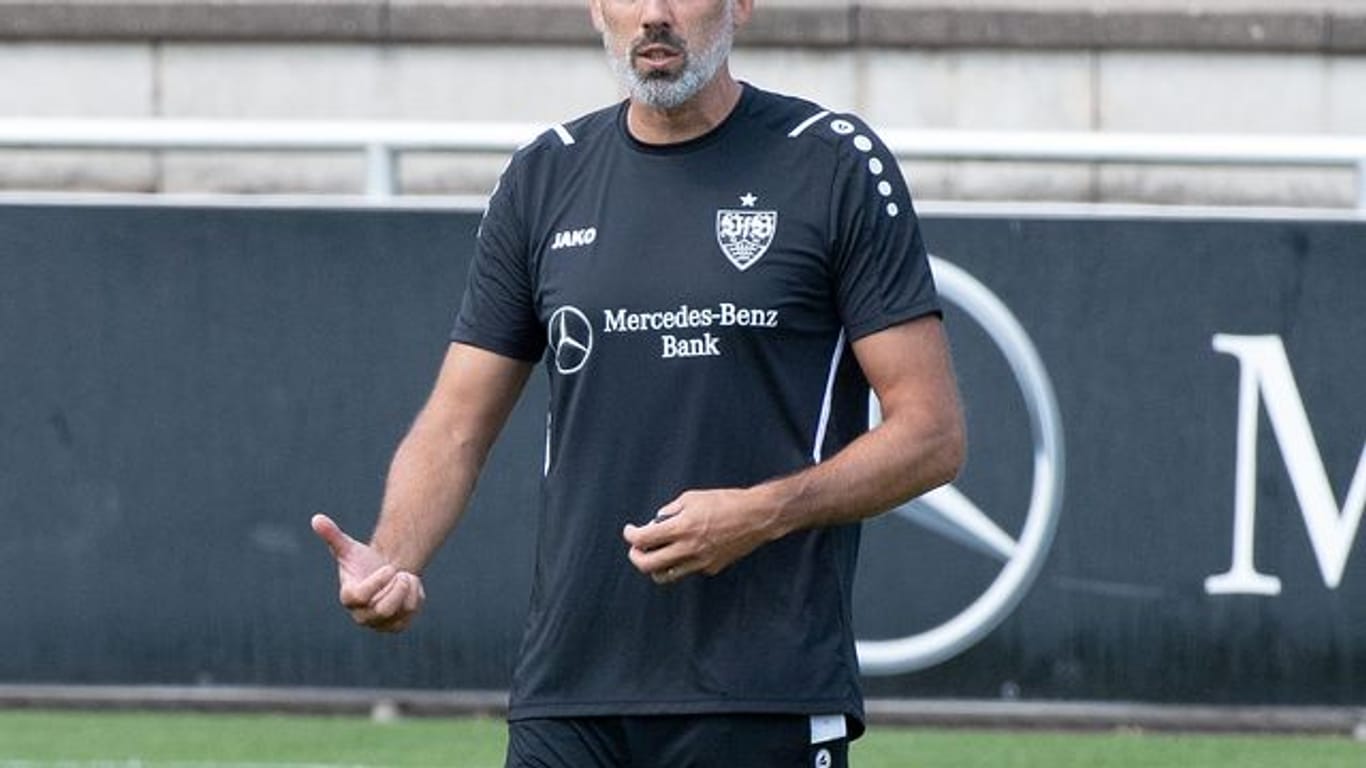 Stuttgarts Trainer Pellegrino Matarazzo stockt seinen Kader mit Spielern aus der U21 auf.