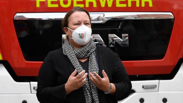 Die nordrhein-westfälische Umweltministerin Ursula Heinen-Esser bedankt sich bei der Werksfeuerwehr für ihren Einsatz bei der Explosionskatastrophe . Die nordrhein-westfälische Umweltministerin Ursula Heinen-Esser bedankt sich bei der Werksfeuerwehr für ihren Einsatz bei der Explosionskatastrophe .