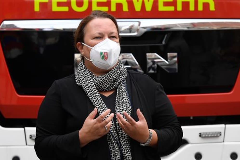 Die nordrhein-westfälische Umweltministerin Ursula Heinen-Esser bedankt sich bei der Werksfeuerwehr für ihren Einsatz bei der Explosionskatastrophe .