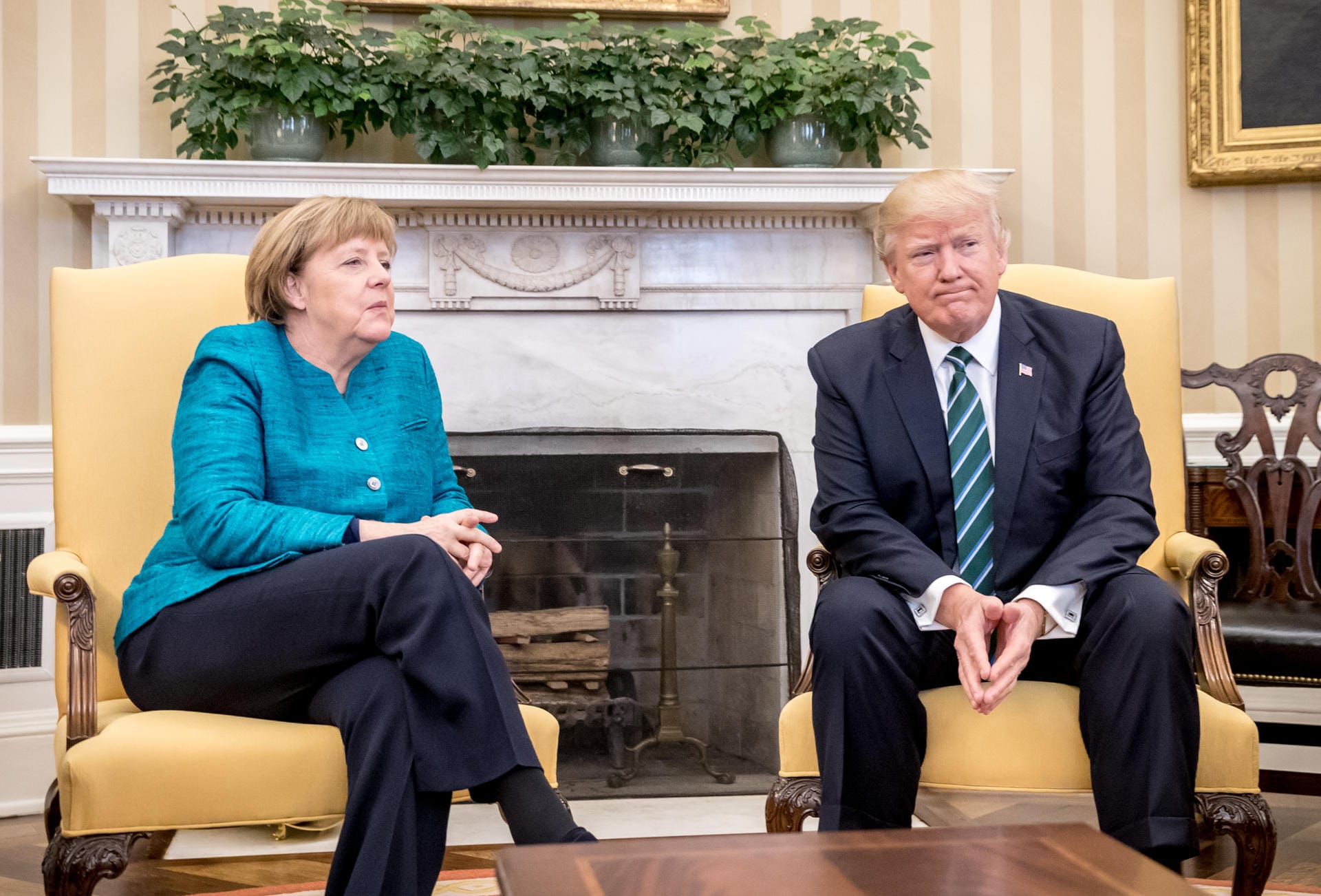 17. März 2017: Bei Merkels erstem Besuch bei US-Präsident Donald Trump gibt es im Oval Office kein Händeschütteln für die Kameras – obwohl Fotografen darum bitten und die Kanzlerin den Präsidenten danach fragt. Das deutsch-amerikanische Verhältnis erreicht unter Trump auch wegen seiner persönlichen Attacken gegen Merkel einen Tiefpunkt. Er behandelt Deutschland vor allem als Konkurrenten und nicht als Verbündeten.
