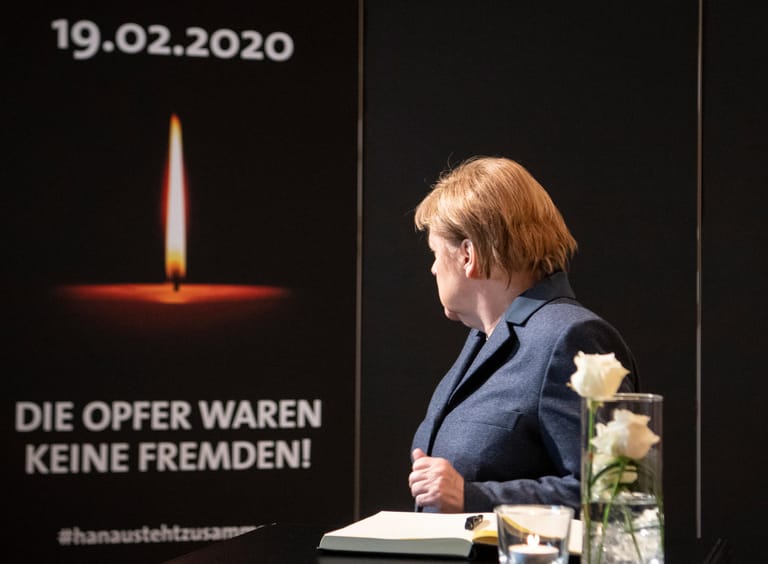 19. Februar 2020: Ein Deutscher erschießt in Hanau neun Menschen mit ausländischen Wurzeln. "Rassismus ist ein Gift, der Hass ist ein Gift", so Merkel. "Und dieses Gift existiert in unserer Gesellschaft. Und es ist Schuld an schon viel zu vielen Verbrechen." Bei der späteren Trauerfeier sitzt sie neben den Hinterbliebenen.