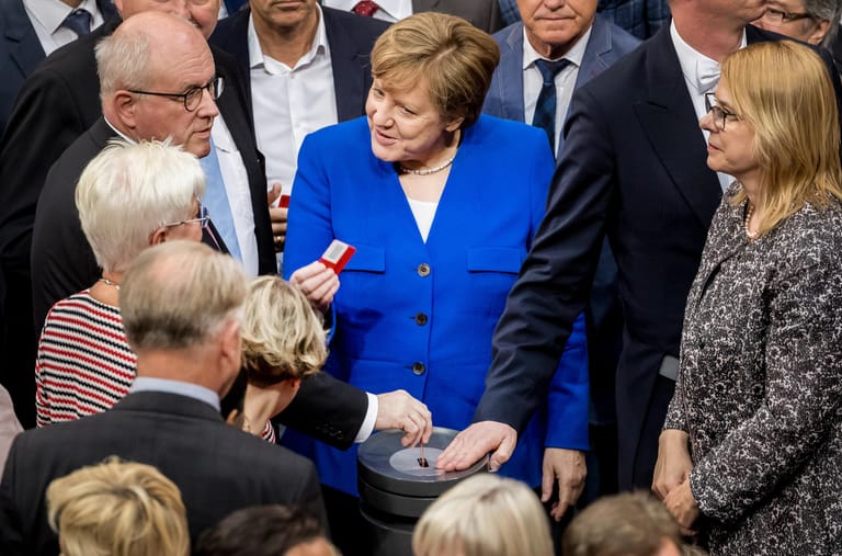 30. Juni 2017: Nach jahrzehntelangem Ringen sagt der Bundestag "Ja" zur Ehe für homosexuelle Paare. Zuvor hatte Merkel den Abgeordneten der Union in der Sache eine "freie Gewissensentscheidung" überlassen. Schwule und Lesben dürfen seither heiraten und gemeinsam Kinder adoptieren. Merkel selbst votiert allerdings dagegen.