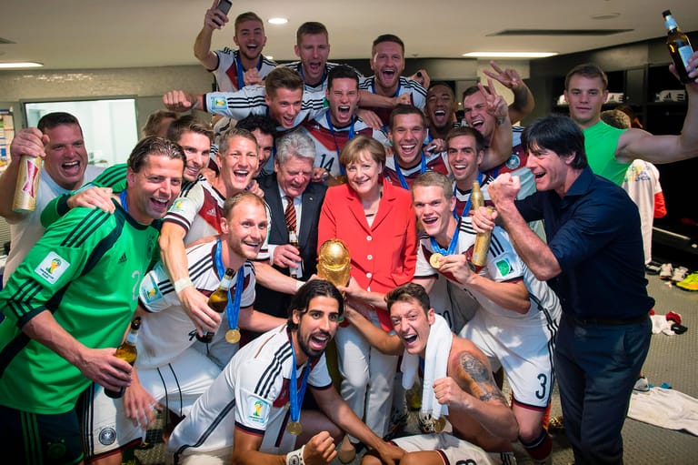 13. Juli 2014: Deutschland ist Fußball-Weltmeister. Die Bundeskanzlerin gratuliert der Mannschaft zusammen mit dem damaligen Bundespräsidenten Joachim Gauck – und steht auch für ein gemeinsames Gruppenbild zur Verfügung.