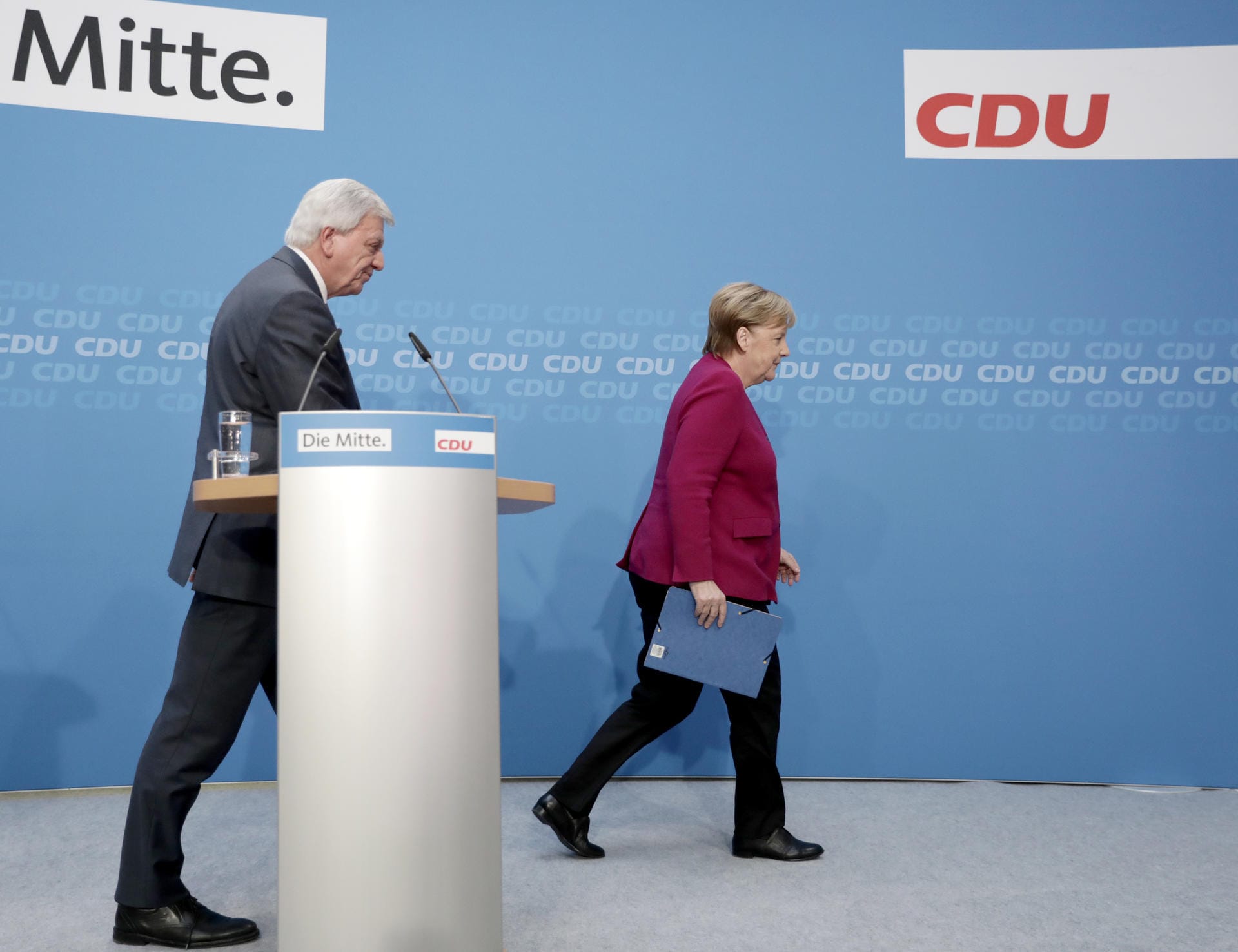 29. Oktober 2018: Unter dem Druck massiver Unzufriedenheit mit der Bundesregierung und dem CDU-Debakel bei der Landtagswahl in Hessen leitet Merkel das Ende ihrer politischen Ära ein und erklärt, dass sie den CDU-Vorsitz abgeben, aber bis 2021 Kanzlerin bleiben wolle.