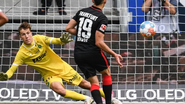 Frankfurts Rafael Santos Borre (r) erzielt per Elfmeter das Tor zum 2:0 gegen Saint Etiennes Torwart Etienne Green.
