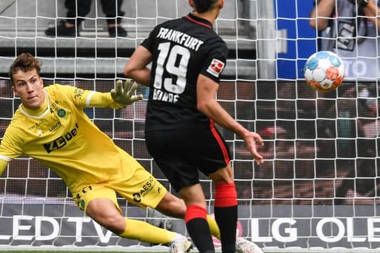 Frankfurts Rafael Santos Borre (r) erzielt per Elfmeter das Tor zum 2:0 gegen Saint Etiennes Torwart Etienne Green.
