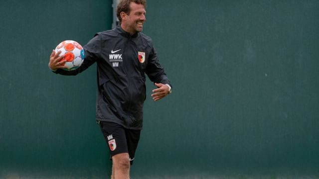 FCA-Cheftrainer Weinzierl startet mit seiner Mannschaft in der ersten Runde des DFB-Pokals beim Greifswalder FC in die Saison. FCA-Cheftrainer Weinzierl startet mit seiner Mannschaft in der ersten Runde des DFB-Pokals beim Greifswalder FC in die Saison.