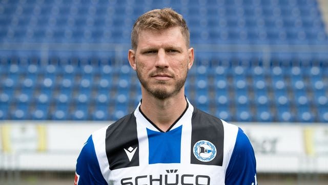 Torschütze Fabian Klos präsentiert beim Fototermin das Bielefelder Trikot der Saison 2021/22. Torschütze Fabian Klos präsentiert beim Fototermin das Bielefelder Trikot der Saison 2021/22.