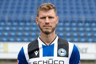 Torschütze Fabian Klos präsentiert beim Fototermin das Bielefelder Trikot der Saison 2021/22.