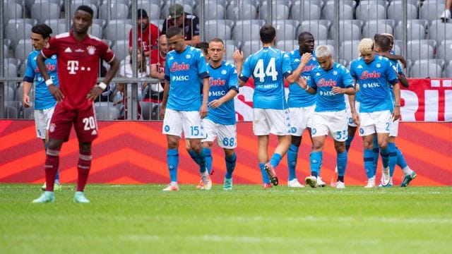 Die Spieler von Neapel jubeln über das Tor zum 0:1.