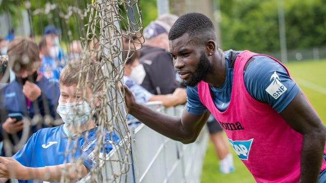 Bebou nimmt sich nach dem Trainingsauftakt der TSG Zeit für Fotowünsche der Fans - derzeit befindet sich der Stürmer in häuslicher Quarantäne. Bebou nimmt sich nach dem Trainingsauftakt der TSG Zeit für Fotowünsche der Fans - derzeit befindet sich der Stürmer in häuslicher Quarantäne.