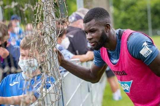 Bebou nimmt sich nach dem Trainingsauftakt der TSG Zeit für Fotowünsche der Fans - derzeit befindet sich der Stürmer in häuslicher Quarantäne.