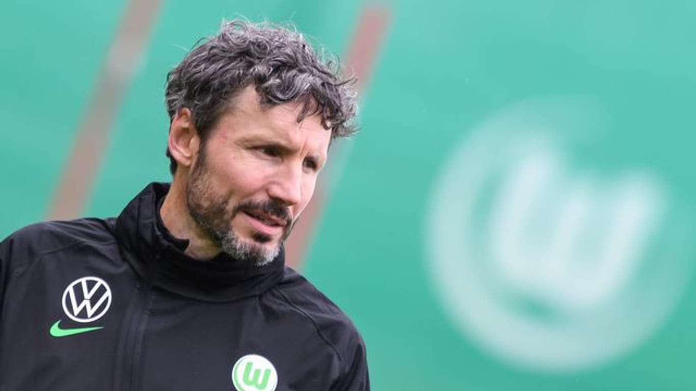 Wolfsburgs Trainer Mark van Bommel befindet sich mit seiner Mannschaft in der Vorbereitung auf die Bundesliga-Saison.