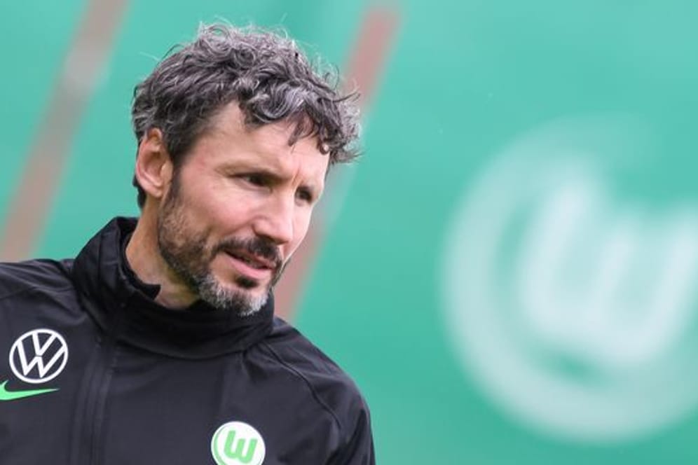 Wolfsburgs Trainer Mark van Bommel befindet sich mit seiner Mannschaft in der Vorbereitung auf die Bundesliga-Saison.