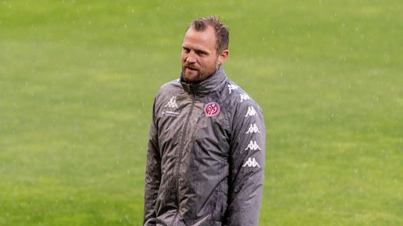 Mainz-Trainer Bo Svensson steht beim Training auf dem Platz.