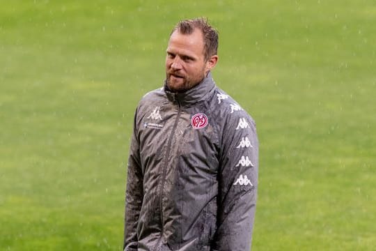 Mainz-Trainer Bo Svensson steht beim Training auf dem Platz.