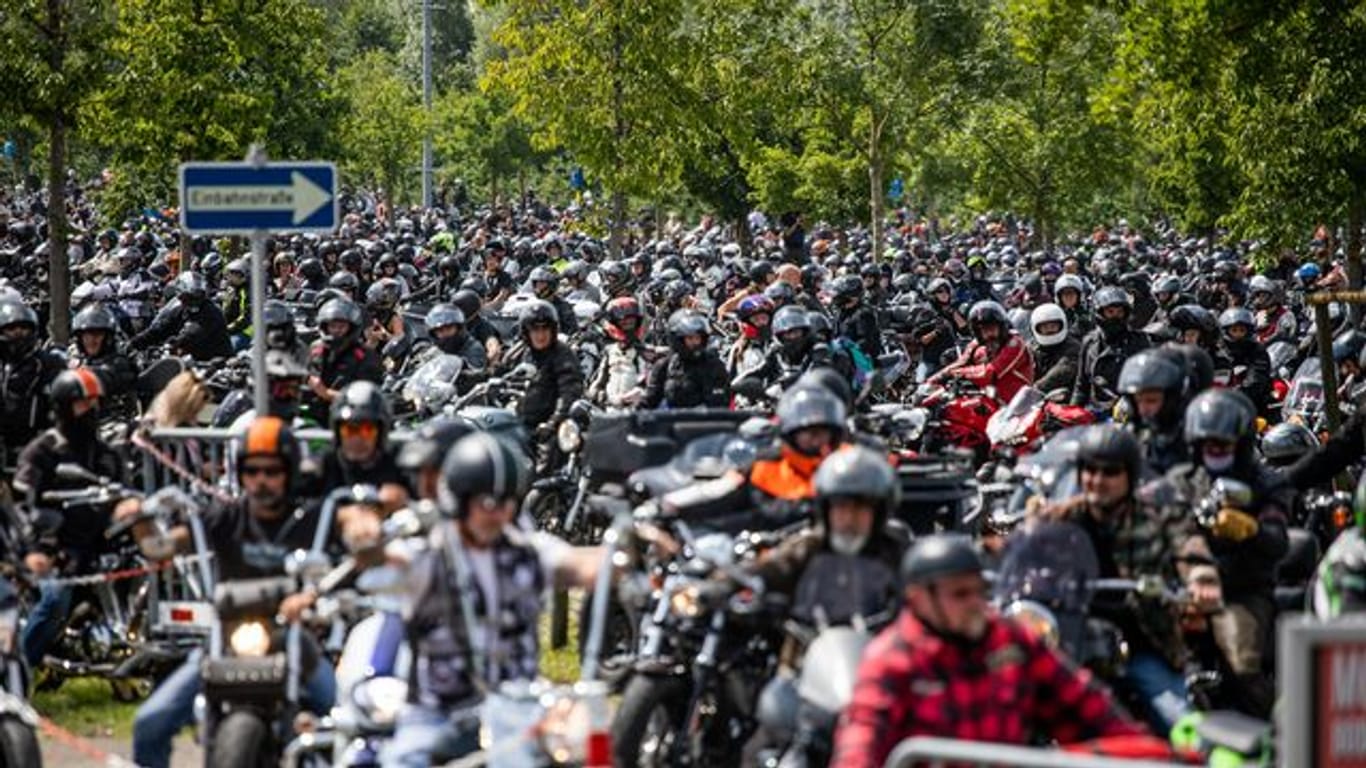 Motorradfahrer warten mit ihren Motorrädern im Vorfeld einer Demonstration (Archivbild): Sie protestieren gegen die Diskriminierung von Motorradfahrern.