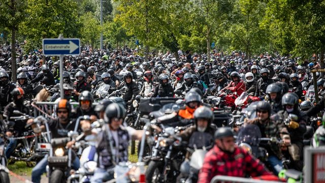Motorradfahrer warten mit ihren Motorrädern im Vorfeld einer Demonstration (Archivbild): Sie protestieren gegen die Diskriminierung von Motorradfahrern. Motorradfahrer warten mit ihren Motorrädern im Vorfeld einer Demonstration (Archivbild): Sie protestieren gegen die Diskriminierung von Motorradfahrern.