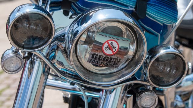 "Gegen Fahrverbote" steht an einem Motorrad eines Teilnehmers einer Demo (Archivbild): Die Teilnehmenden setzen sich gegen Diskriminierung von Motorradfahrern im Straßenverkehr ein. "Gegen Fahrverbote" steht an einem Motorrad eines Teilnehmers einer Demo (Archivbild): Die Teilnehmenden setzen sich gegen Diskriminierung von Motorradfahrern im Straßenverkehr ein.