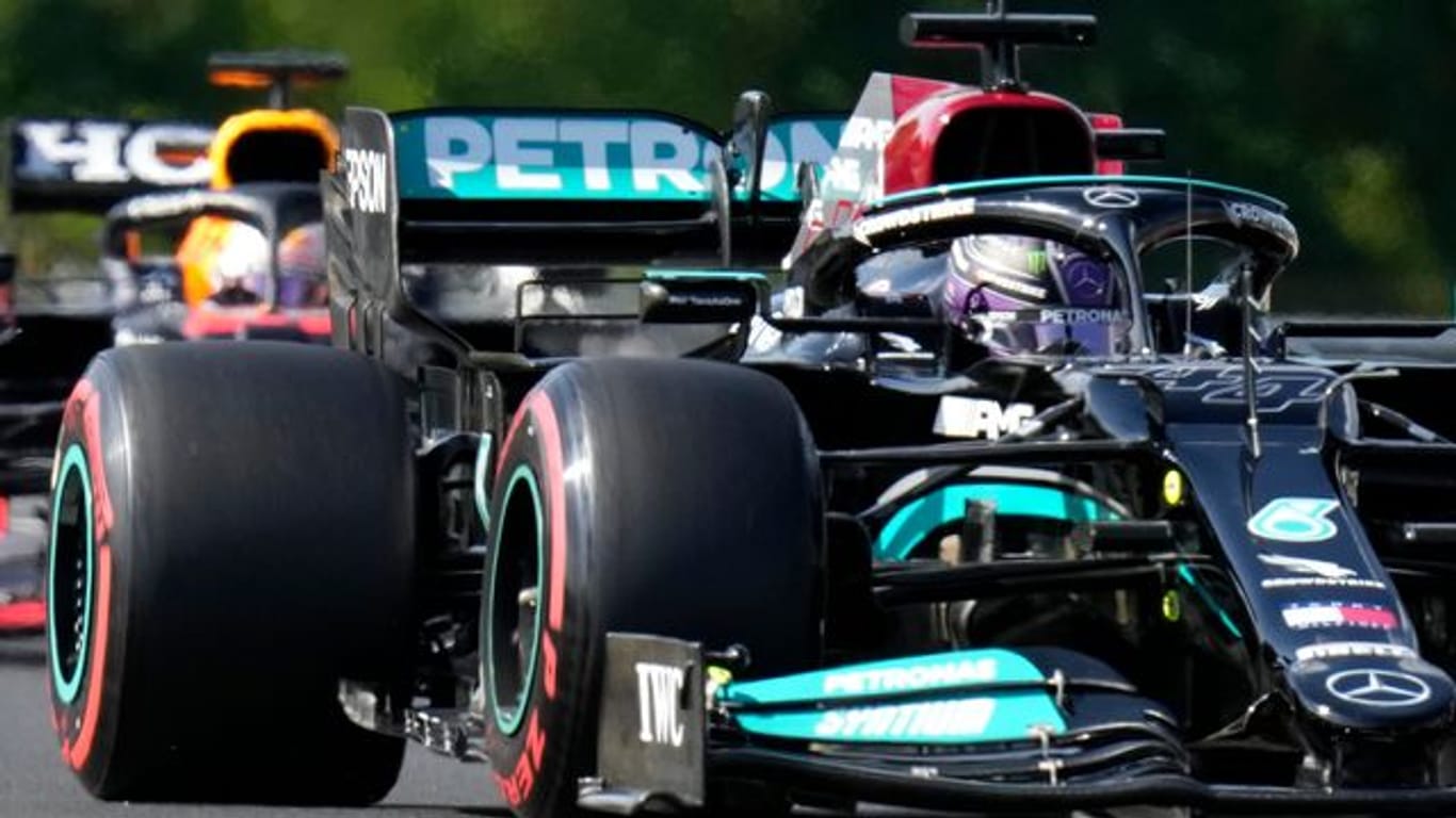 Lewis Hamilton (vorne) startet in Ungarn von der Pole, Max Verstappen von Platz drei.