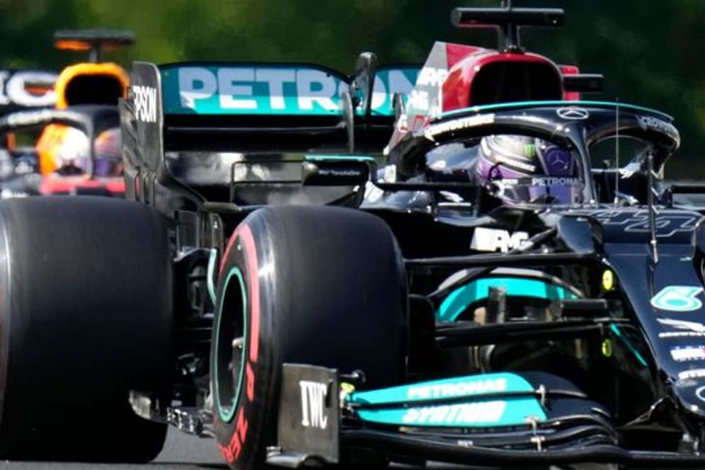 Lewis Hamilton (vorne) startet in Ungarn von der Pole, Max Verstappen von Platz drei.