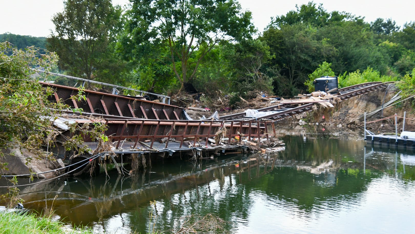 Die Brücke in Bad Münstereifel wurde durch die Flut schwer beschädigt: Am Sonntag musste sie schließlich gesprengt werden. Die Brücke in Bad Münstereifel wurde durch die Flut schwer beschädigt: Am Sonntag musste sie schließlich gesprengt werden.