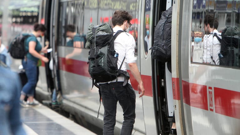 Fahrgäste steigen in einen ICE (Symbolbild): Im August könnten Züge wegen Streiks ausfallen oder sich verspäten.