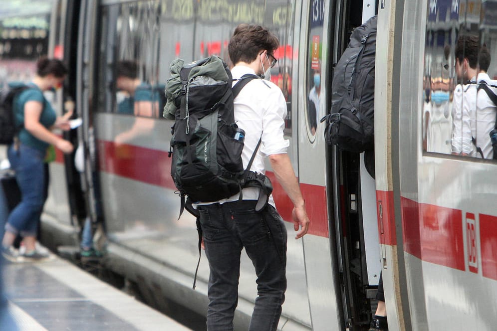 Fahrgäste steigen in einen ICE (Symbolbild): Im August könnten Züge wegen Streiks ausfallen oder sich verspäten.