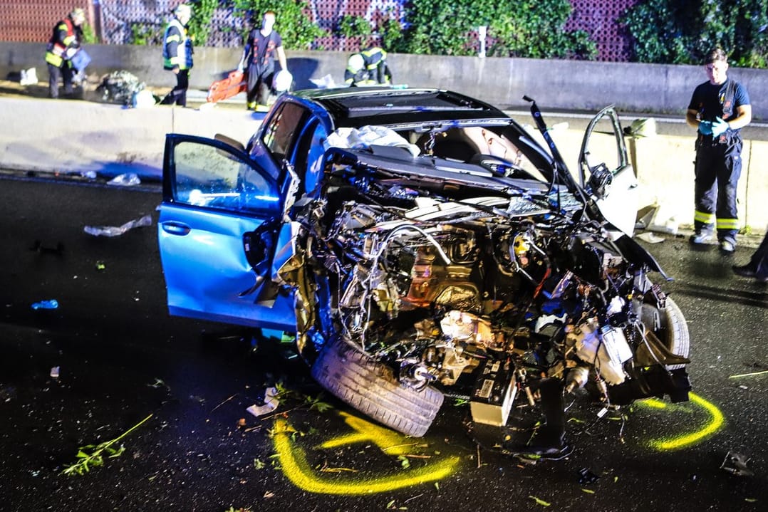 Der verunfallte Wagen auf der A46: Fünf Menschen wurden verletzt.