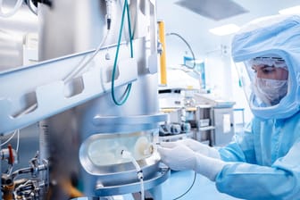 Ein Biontech-Mitarbeiter im Marburger Werk: Der Impfstoffhersteller will seine Belegschaft um ein Viertel vergrößern.
