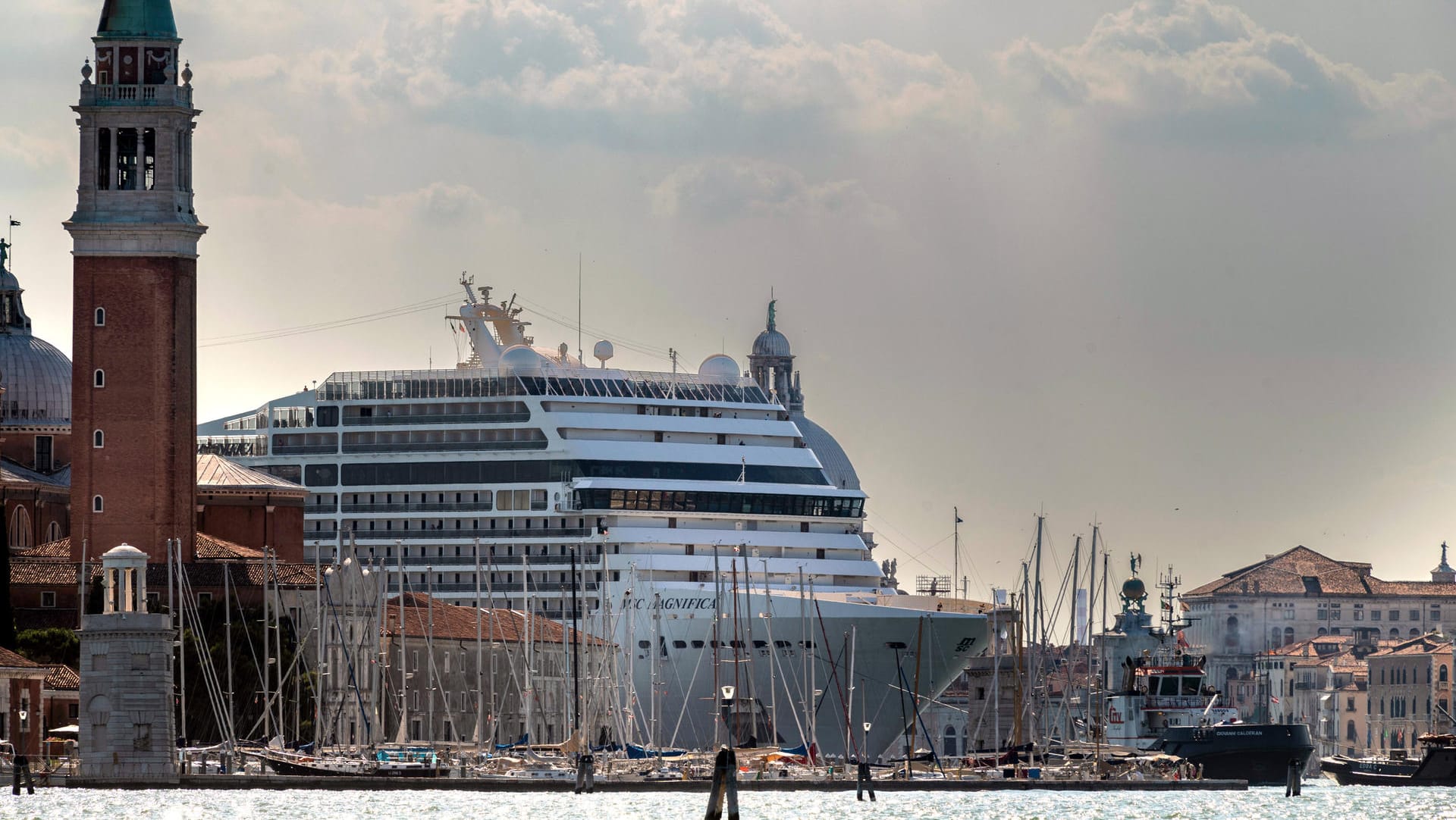 Venedig: Ein Kreuzfahrtschiff fährt durch die Lagune Campanile di San Giorgio.