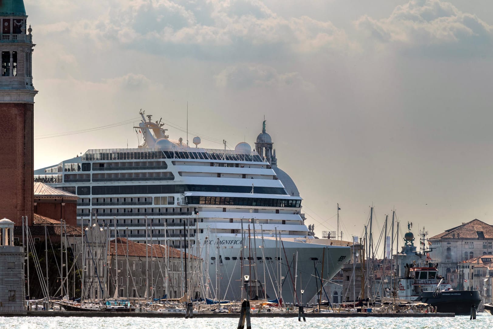 Venedig: Ein Kreuzfahrtschiff fährt durch die Lagune Campanile di San Giorgio.