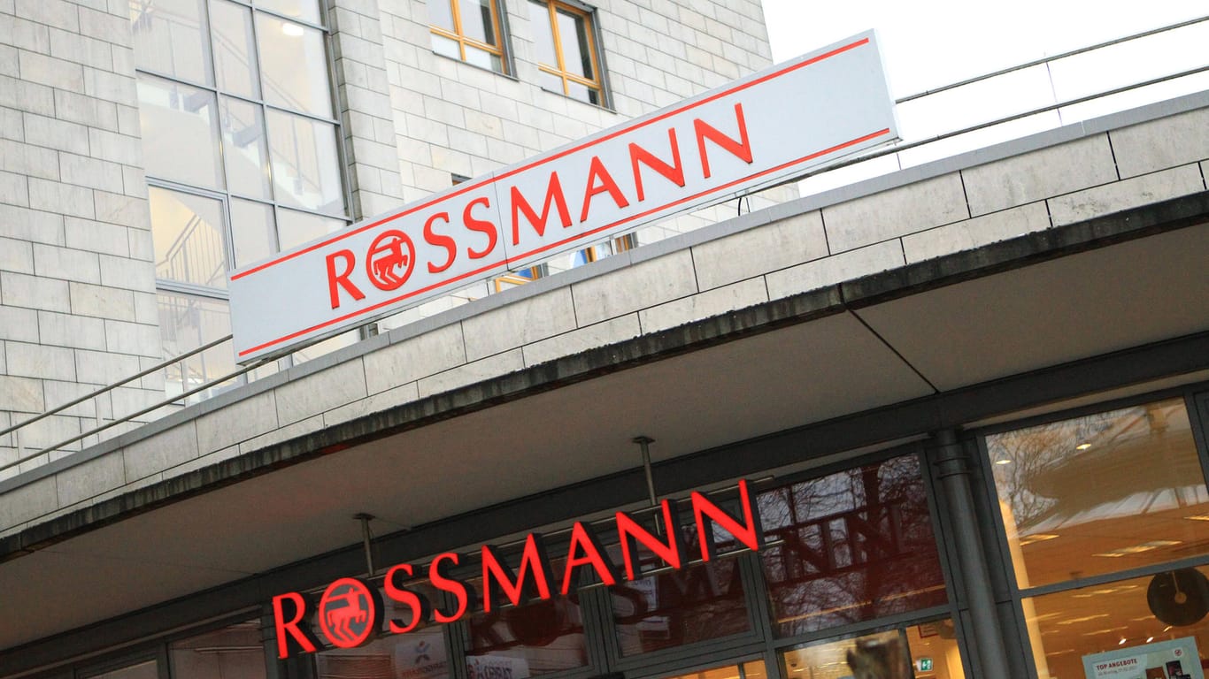 Rossmann-Filiale in Hamburg (Symbolbild): Der Chef der Drogeriekette, Raoul Roßmann, fordert eine Sondersteuer für Online-Einkäufe.